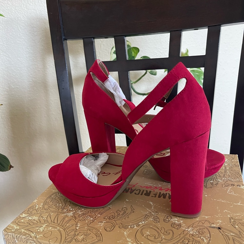 Red open toe high heels. - Picture 2 of 6